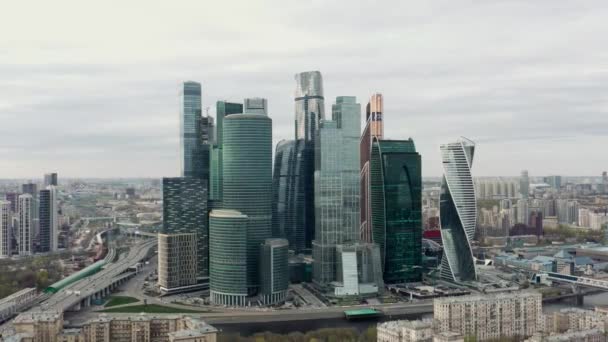 MOSCOW, RUSSIA - JUNE 10, 2019: Drone zoom out of Moscow city skyscrapers under cloudy sky — Stock Video