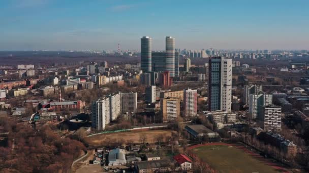 MOSCOW, RUSSIA - 10 ΙΟΥΝΙΟΥ 2019: Αεροφωτογραφία drone zoom in της προαστιακής πόλης στις αρχές του καλοκαιριού — Αρχείο Βίντεο