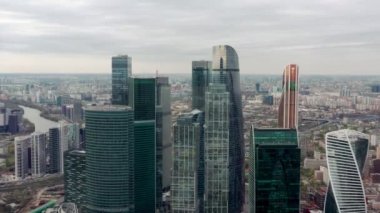 MOSCOW, RUSSIA - 10 Haziran 2019: Bulutlu gökyüzünün altındaki Moskova şehir panoramasının insansız hava aracı görüntüsüne yakınlaş