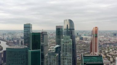 MOSCOW, RUSSIA - 10 Haziran 2019: Bulutlu gökyüzü altında Moskova şehir panoramasının insansız hava aracı görüntüsünü büyüt
