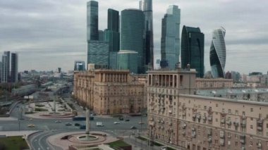 MOSCOW, RUSSIA - 10 Haziran 2019: Bulutlu gökyüzü altındaki Moskova gökdelenlerinin insansız hava aracı görüntülerini yukarı kaldır