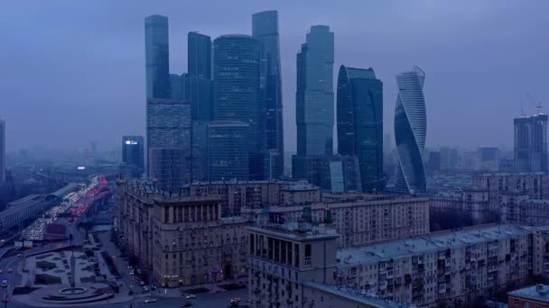 MOSCOW, RUSSIA - 10 ΙΟΥΝΙΟΥ 2019: Tilt up shot of Moscow city skyscrapers under foggy violet sky — Αρχείο Βίντεο