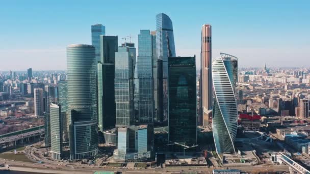 MOSCOW, RUSSIA - czerwiec 10, 2019: Zbliżenie zdjęć dronów moskiewskich drapaczy chmur rano — Wideo stockowe