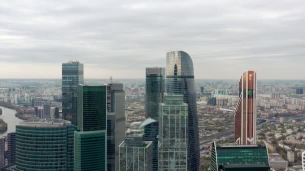 MOSCOW, RUSSIA - 10 Ιουνίου 2019: Zoom out drone shot of Moscow city panorama under cloudy sky — Αρχείο Βίντεο