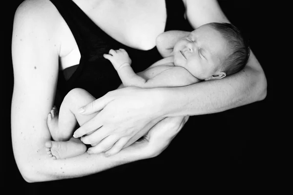 Nouveau-né entre les mains de la mère — Photo
