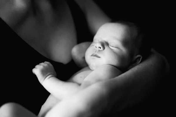 Recién nacido en manos de la madre —  Fotos de Stock