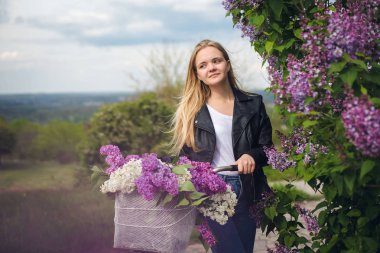 Kız Beyaz Bisiklet yakınındaki bir deri ceketli. 