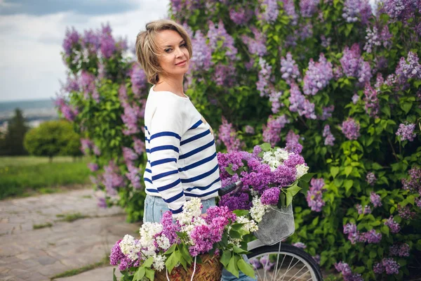 Woman near the white bicycle. — Stock Photo, Image