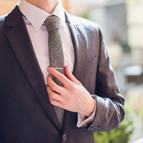 Empresário em um terno de negócios e gravata — Fotografia de Stock