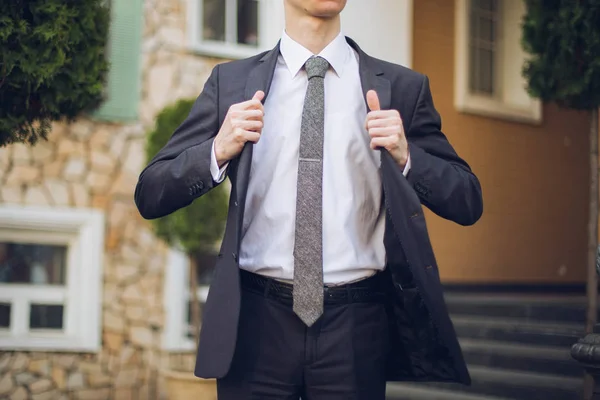 Бизнесмен в деловом костюме и галстуке — стоковое фото