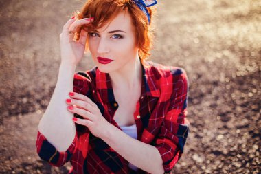 Kız güzel bir gömlek