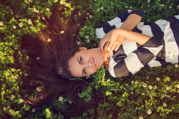 Beautiful girl lies on the grass — Stock Photo, Image