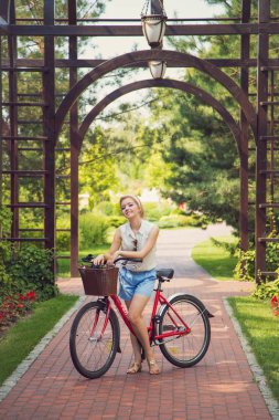 Parkta bisikletli bir kız.
