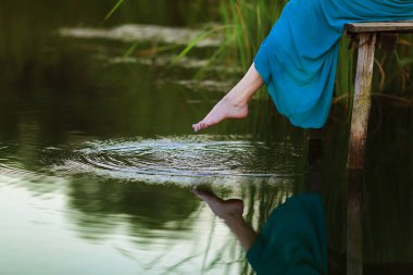 Bir köprü mavi elbiseli kız