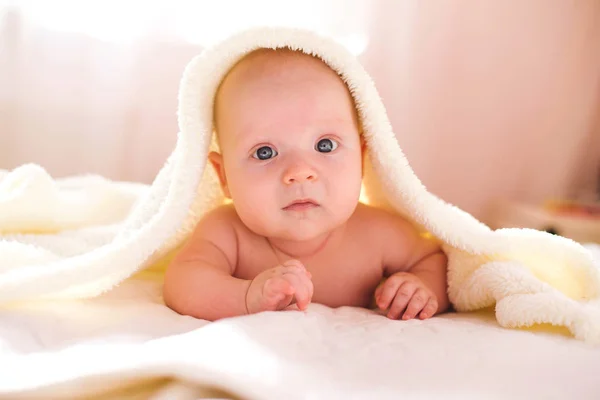 Un bebé recién nacido yace en la cama —  Fotos de Stock