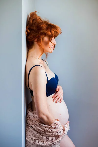 Fille enceinte en sous-vêtements bleus . — Photo