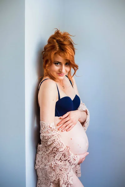 Hamile kız mavi iç çamaşırı. — Stok fotoğraf