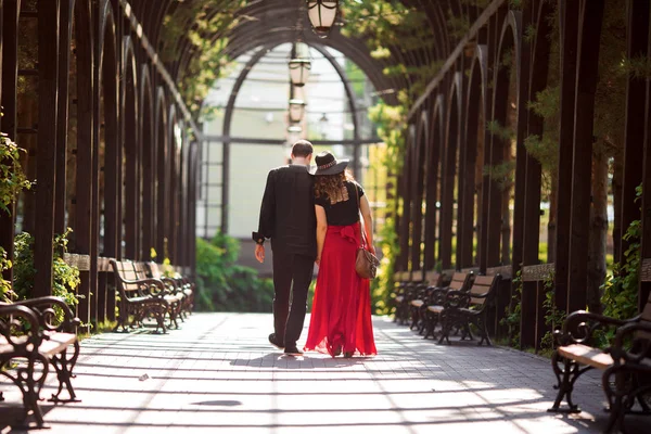 Il ragazzo e la ragazza che camminano nel parco — Foto Stock