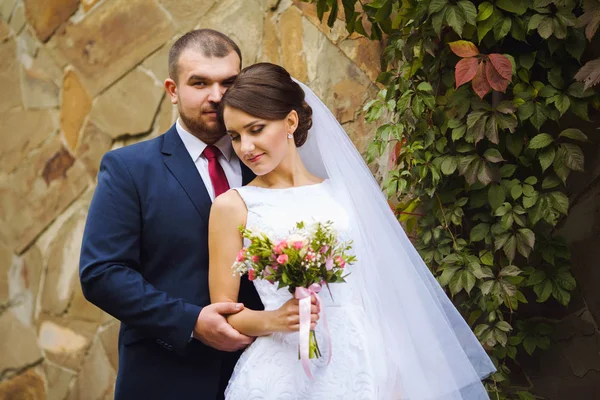 Sposa e sposo a piedi il giorno del matrimonio — Foto Stock