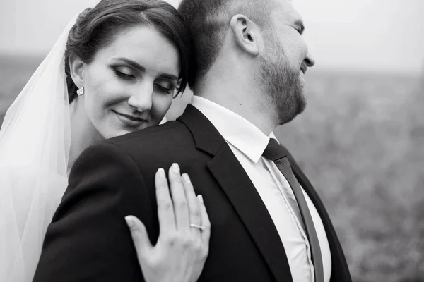 Sposa e sposo a piedi il giorno del matrimonio — Foto Stock