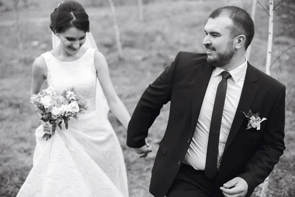 Sposa e sposo a piedi il giorno del matrimonio — Foto Stock