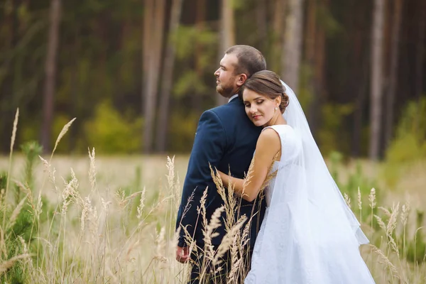 Bruid en bruidegom lopen op de huwelijksdag — Stockfoto