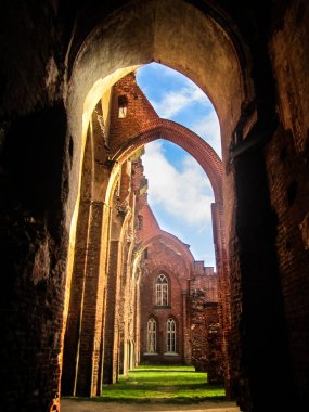 Gotik katedral kalıntıları