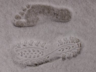 Ayak izleri üstünde beyaz tüylü yumuşak kar