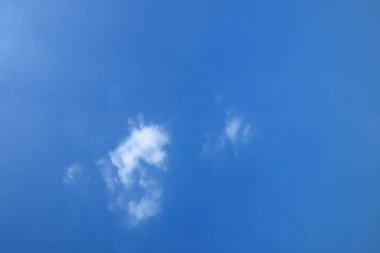 Bulutlu mavi gökyüzü.