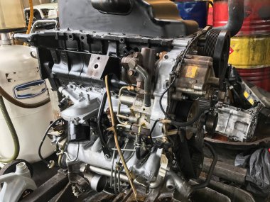 Araba motoru bir atölye onarım işlemi sırasında.