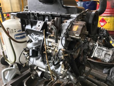 Araba motoru bir atölye onarım işlemi sırasında.