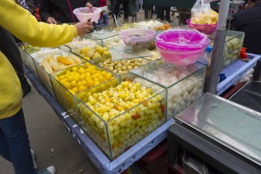 Nanning, Çin - 03 Mart 2013: Street meyve satıcı Satıyoruz abundace türü kimliği belirsiz alıcı için meyvelerin.