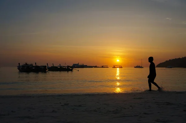 Силуэт Мужчины Бегущего Пляжу Закате Острове Липе Таиланд — стоковое фото