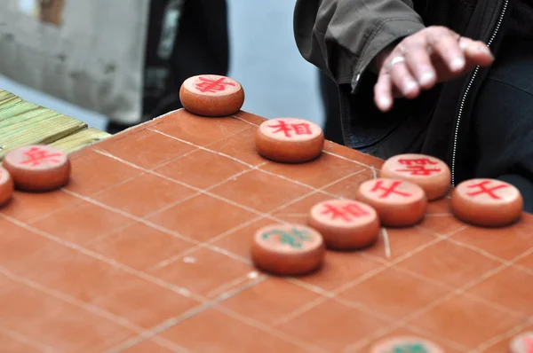 Uma Mão Homem Movendo Pedaço Xadrez Chinês Tradicional Durante Jogo — Fotografia de Stock