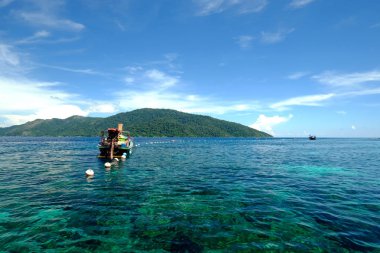 Geleneksel tekne tropikal ortasında yüzen görünümünü 