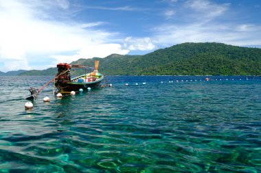 Güzellik sahne ortasında yüzen bir geleneksel tekne