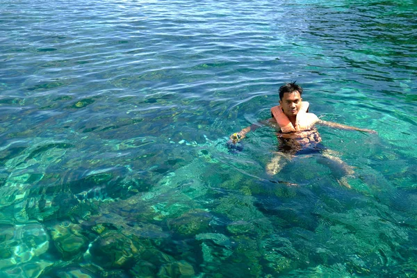 Hombre Flotando Mientras Bucea Aguas Cristalinas Mar Andamán — Foto de Stock