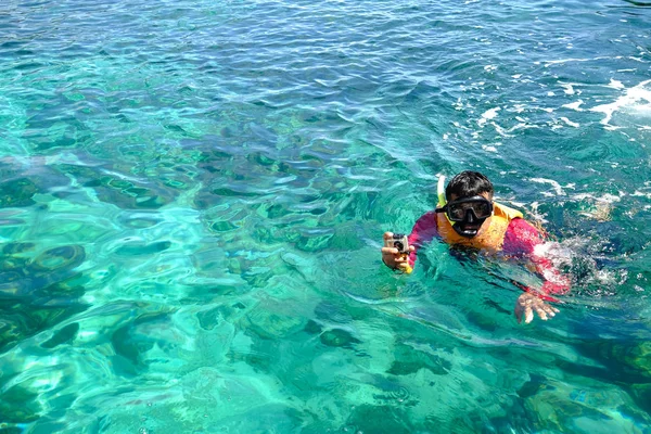 アンダマン海で透明な水でシュノーケ リングしながら浮かんでいる男 — ストック写真