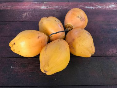 Ahşap Bank üzerine taze hindistancevizi.