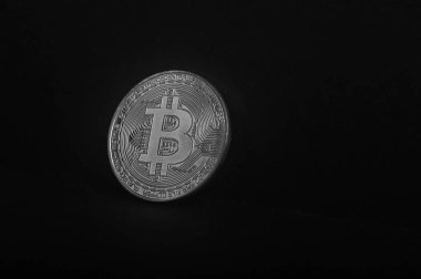 Bitcoin fiziksel sikke koyu arka plan üzerinde. Gelecekteki kavramı finansal para birimi, iş ve ticaret.