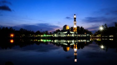 Tengku Tengah Zaharah Camii güzel manzarasına mavi saat sırasında. Kuala Terengganu bulunan Camii Malezya içinde yüzen cami biridir.