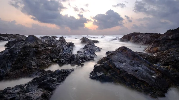 Güzel Gündoğumu Kayalık Tropikal Plajı Nda Uzun Pozlama Görüntü — Stok fotoğraf