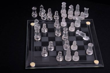 Cam satranç ile koyu arka plan ayarlamak.