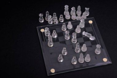 Cam satranç ile koyu arka plan ayarlamak.