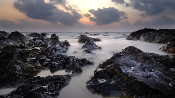 Bella alba sulla spiaggia rocciosa tropicale. Immagine a lunga esposizione . — Foto Stock