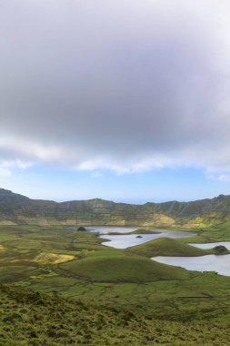 Portekiz, Azores 'deki Corvo adasındaki Corvo kalderasının portre görüntüsü.