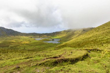 Portekiz, Azores 'deki Corvo adasındaki Corvo Caldera' nın merkezine doğru bir yürüyüş yolu var..