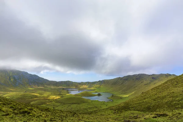 Nuvens Murmuram Sobre Misteriosa Cratera Corvo Ilha Corvo Nos Açores — Fotografia de Stock