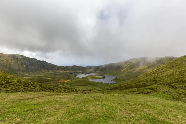 Portekiz Azores Adasındaki Corvo Adasındaki Kraterin Jantları Sisli Bir Sabahla — Stok fotoğraf