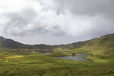 Portekiz, Azores 'deki Corvo Krateri' nin jantlarına kara bulutlar çarpıyor.. 